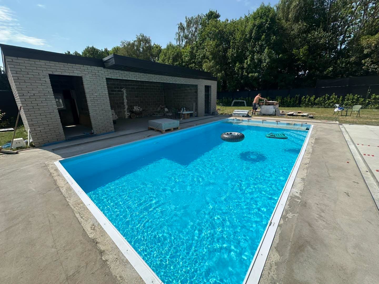 Piscine en cours de finition
